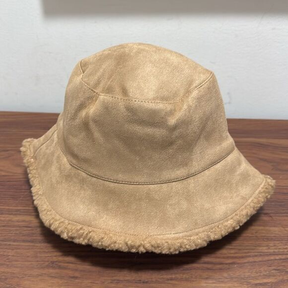 Virginia Wolf Reversible Sherpa & Faux Suede Tan Bucket Hat. New in Package. - Picture 4 of 5